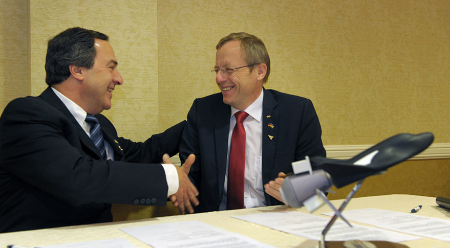 Sierra Nevada's Mark Sirangelo and Johann-Dietrich Woerner, then head of Germany's DLR, sign an April 2015 memorandum of understanding on Dream Chaser cooperation. Woerner now heads ESA, which is investing in Dream Chaser. Credit: SNC Corp.