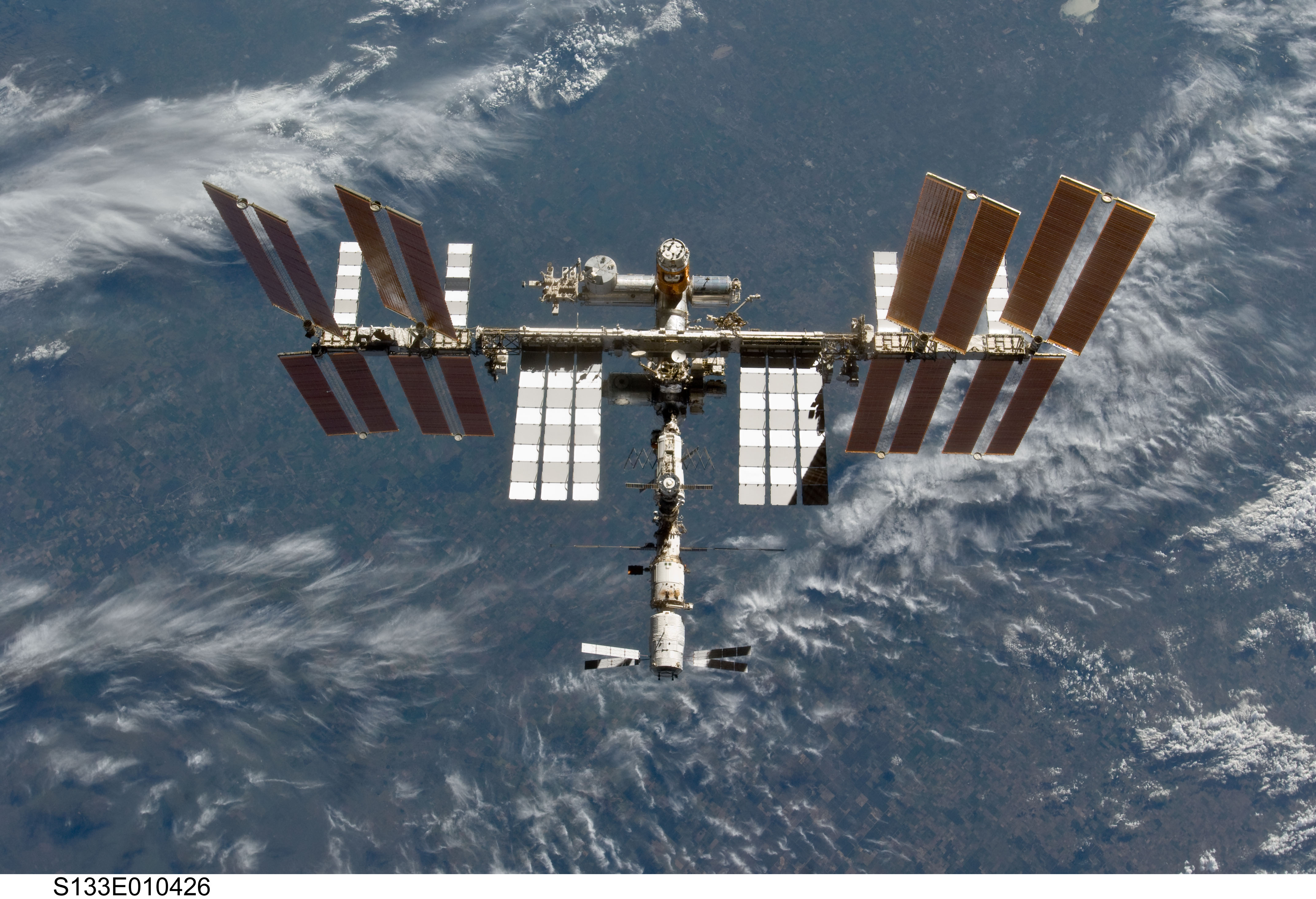 ISS crew to spend weekend in one module to track down air leak
