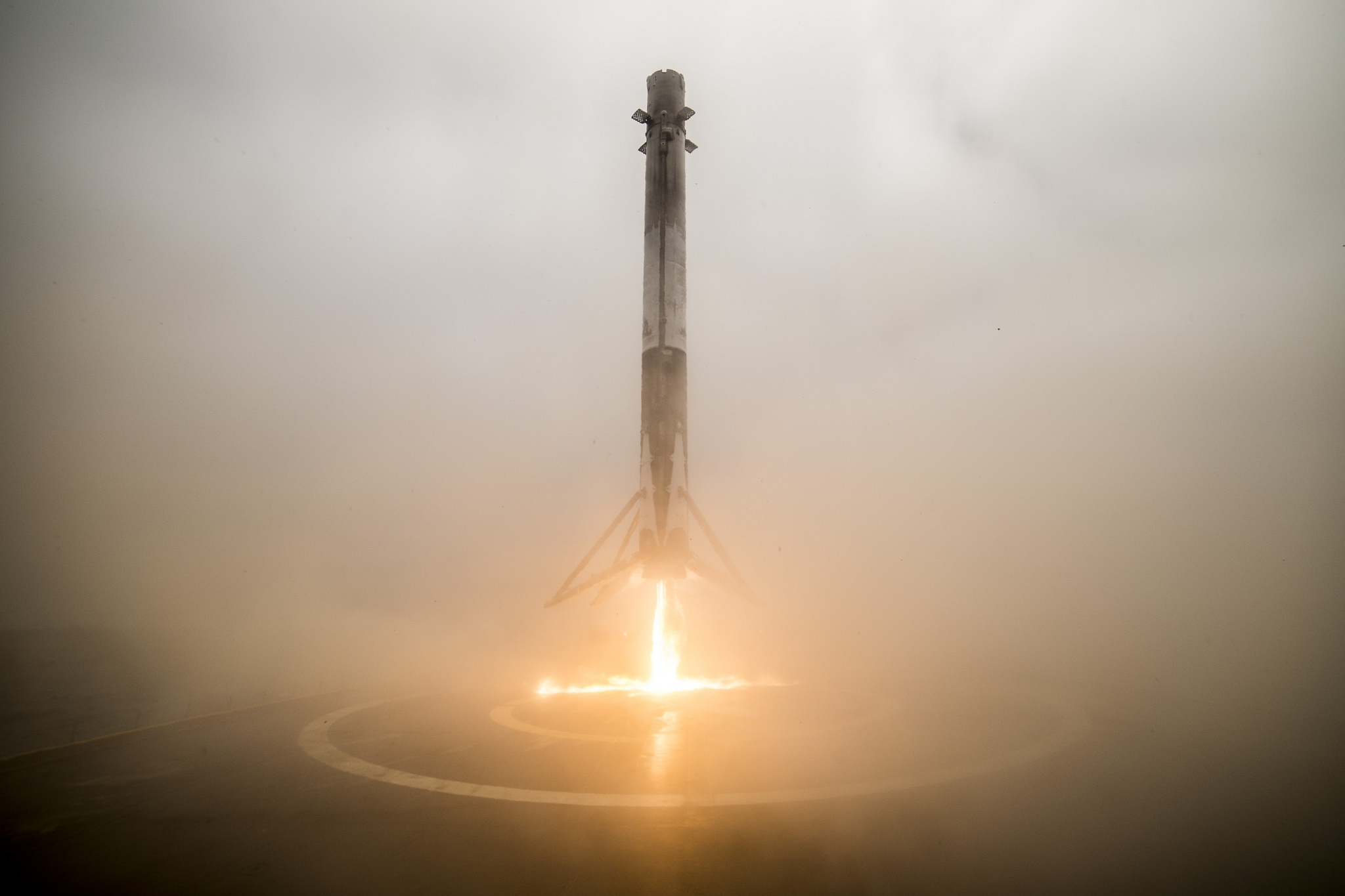 Света ракета. Первая ступень Falcon 9. Посадка первой ступени Falcon 9. Приземление ступени Фалькон 9 а небе.