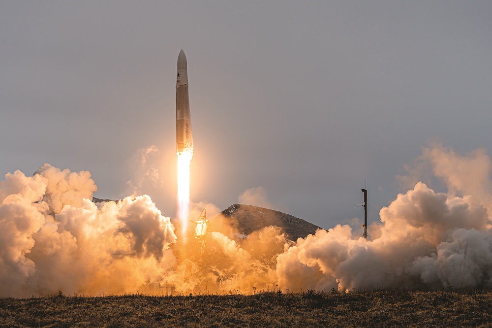 Astra un Rocket Lab uzvar starta līgumos