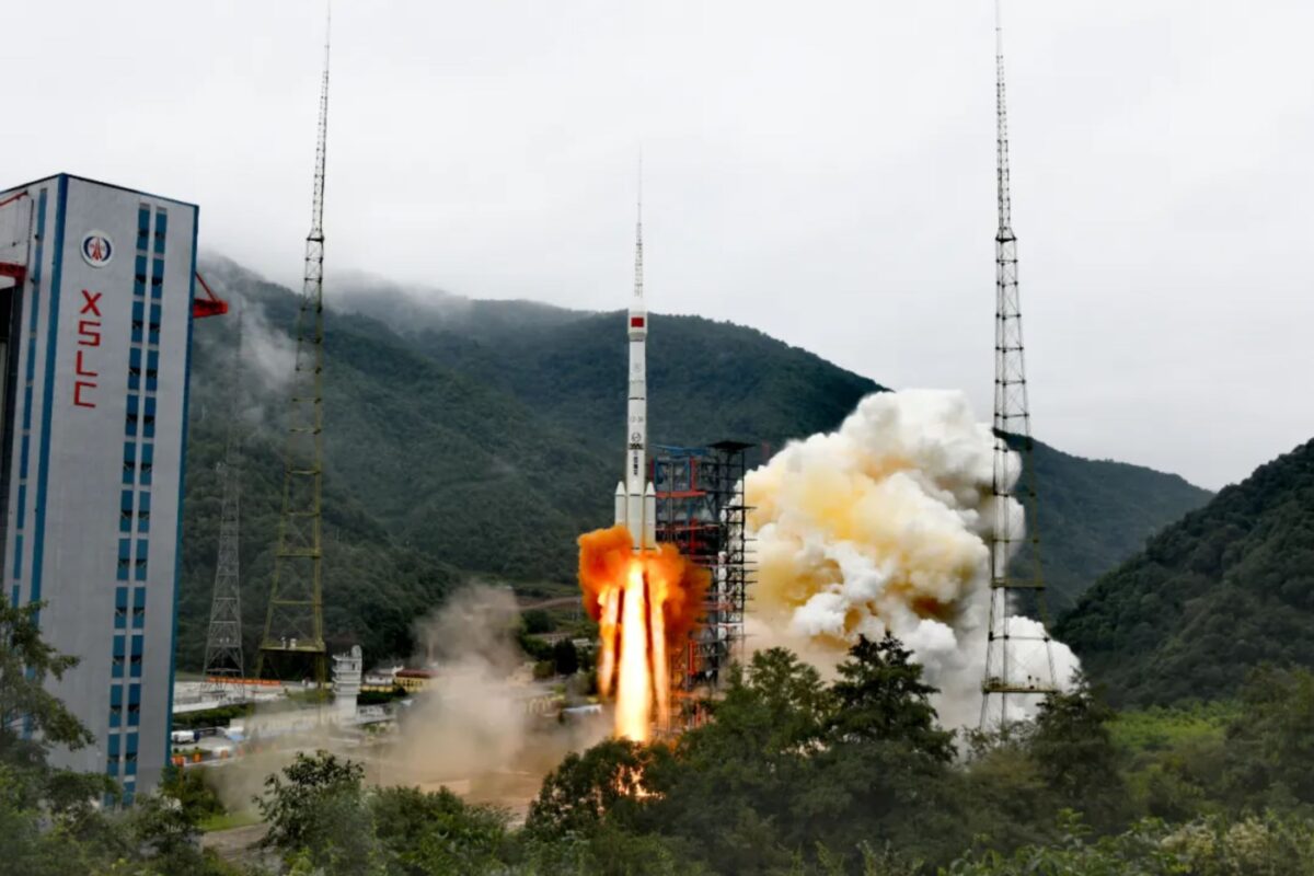 Shijian-21 lifts off atop a Long March 3B from Xichang Satellite Launch Center, at 9:27 a.m. local time, October 24.