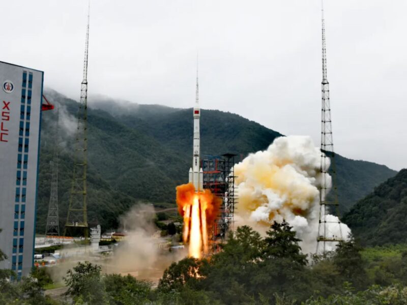 Shijian-21 lifts off atop a Long March 3B from Xichang Satellite Launch Center, at 9:27 a.m. local time, October 24.