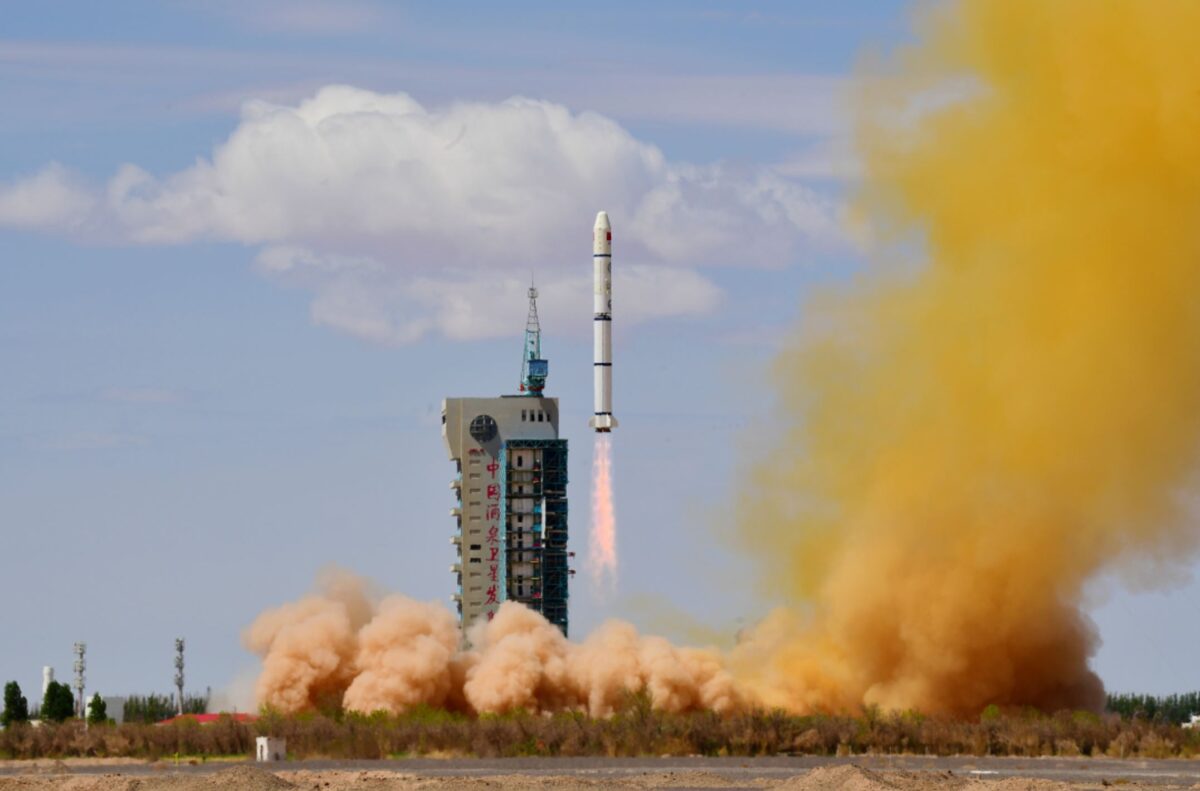 Liftoff of a Long March 2C rocket carrying the Siwei 01 and 02 (Superview Neo-1 01, 02) remote sensing satellites on April 29, 2022.