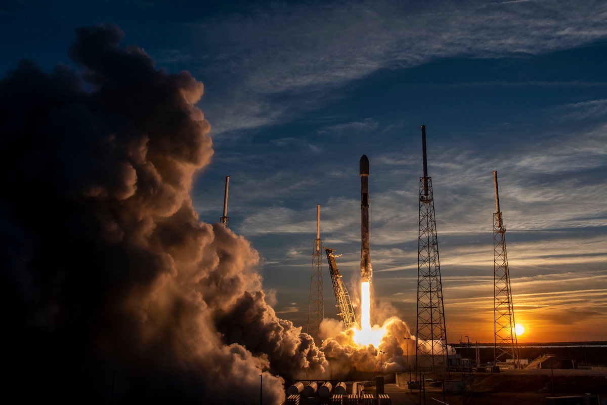 SpaceX има проблеми с първия от своите модернизирани сателити Starlink V2