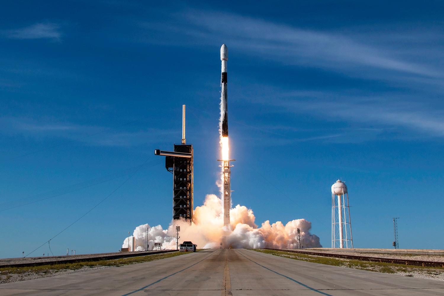 SpaceX lanza el satélite Eutelsat 36D y aterriza un propulsor en el séptimo aniversario de su reutilización