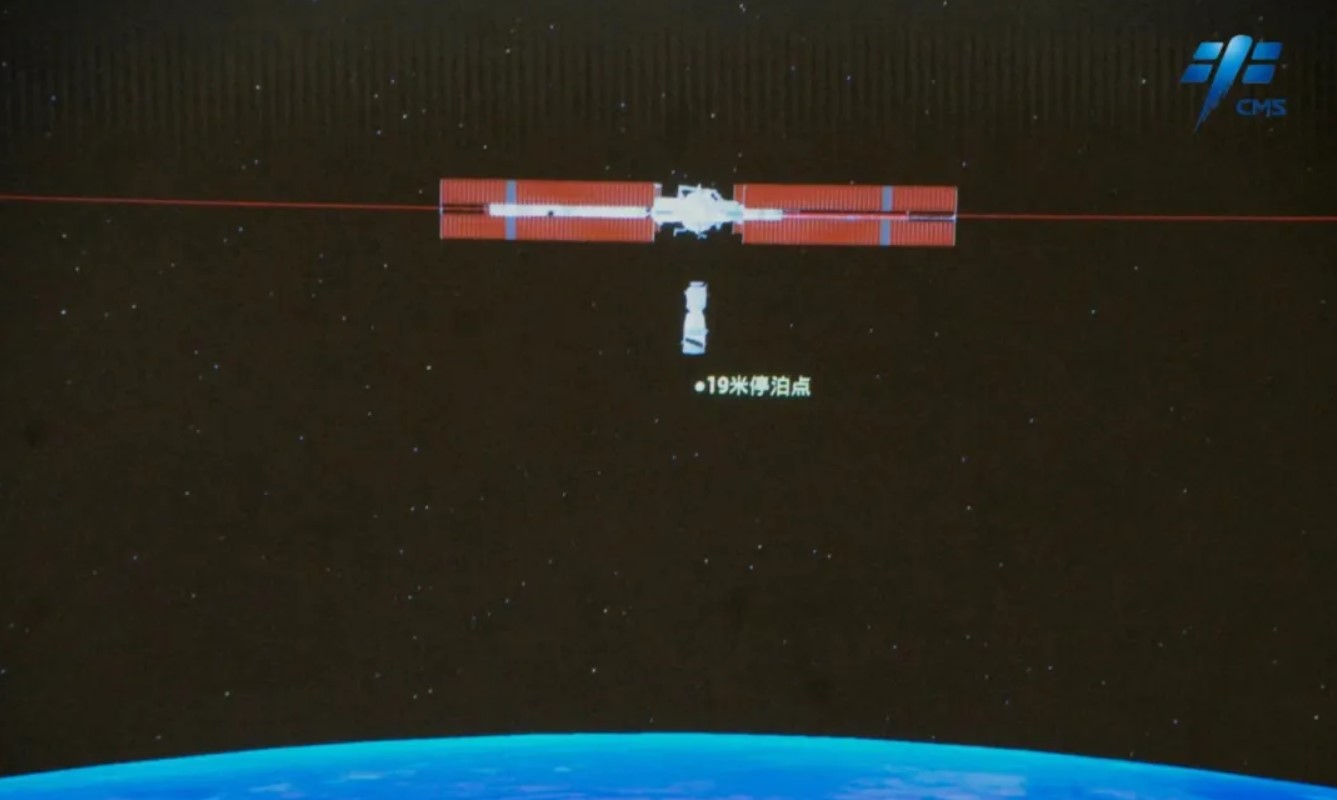 De Chinese Shenzhou-18-bemanning arriveert bij het Tiangong-ruimtestation
