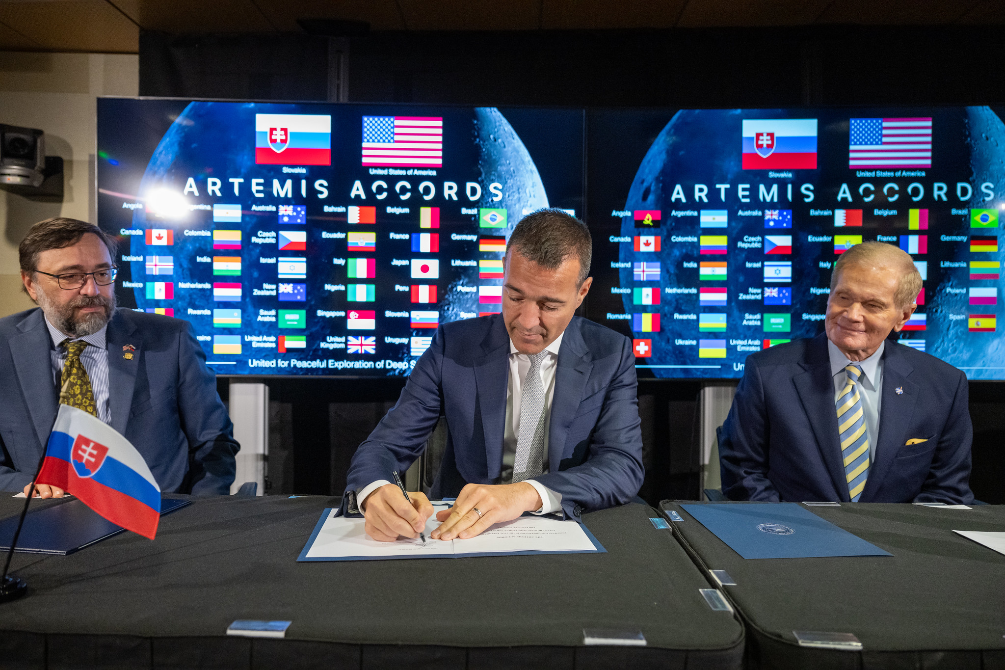 Peru and Slovakia sign the Artemis Accords