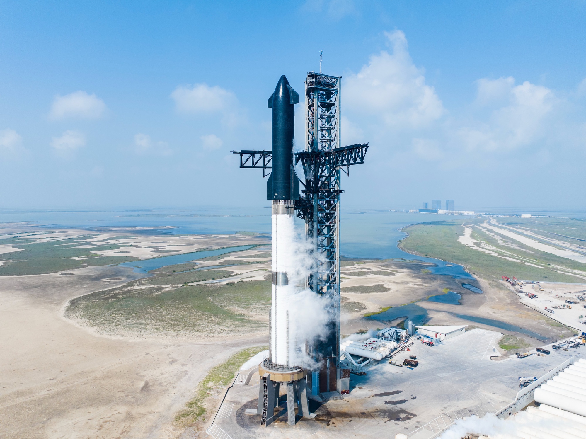 Starbase genişlemeye devam ederken SpaceX bir sonraki Starship test uçuşuna yaklaşıyor